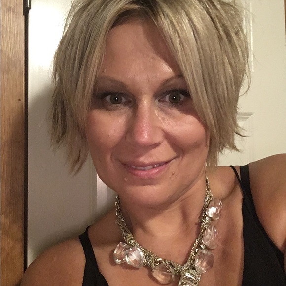 Meet your Posher, Emilia - Picture 2 of 3